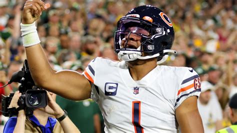 Bears: Justin Fields is team’s first legit star QB, and it’s shocking