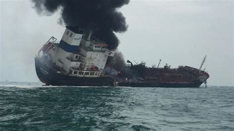 At least 1 killed as oil tanker catches fire in Hong Kong (PHOTOS) — RT World News