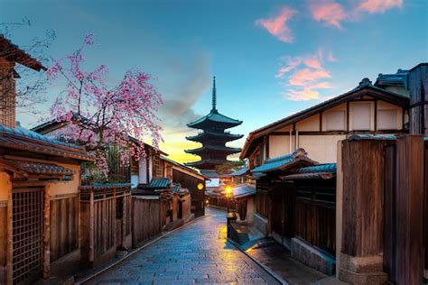 Premium Photo | Yasaka pagoda and sannen zaka street with cherry ...