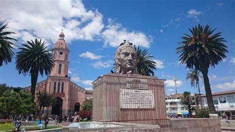 Parque Bolívar en el centro de Otavalo Ecuador, Imbabura | Ferry building san francisco, Ferry ...