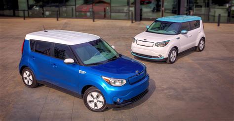 Kia Gets Green in Chicago With Soul EV, Optima Hybrid Debuts | WardsAuto