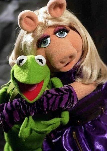 Miss Piggy And Kermit Kissing