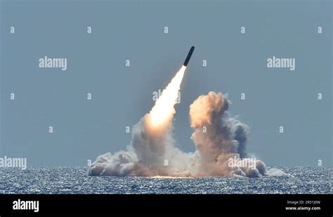 AMERICAN OHIO-CLASS submarine launches a missile. Photo: US Navy Stock Photo - Alamy