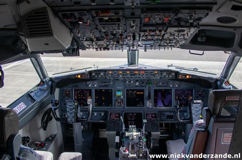 737 700 Cockpit