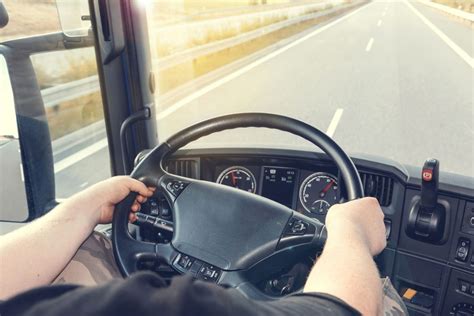 10 Safety Tips for Driving a Rental Moving Truck In Any Condition | Unpakt Blog