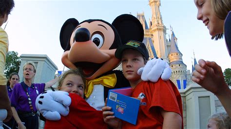 Walt Disney World announces upcoming return of character meet-and-greets | Fox Business