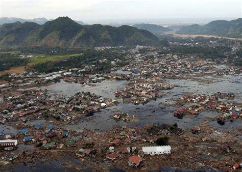 File:US Navy 050102-N-9593M-040 A village near the coast of Sumatra lays in ruin after the ...