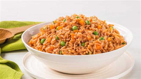 Cómo preparar un delicioso arroz rojo para acompañar tus platillos, de manera muy fácil y rápida