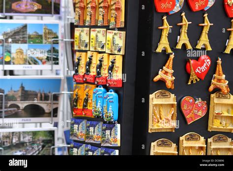 Souvenirs tour eiffel pour touristes Banque de photographies et d’images à haute résolution - Alamy