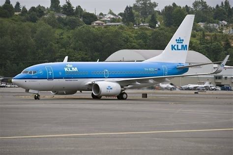 Trip Review: KLM 737-700 Economy Class - No Food And No Tables - Simple ...