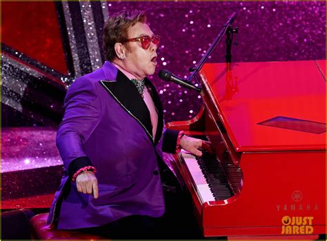 Elton John Performs '(I'm Gonna) Love Me Again' at Oscars 2020 (Video ...