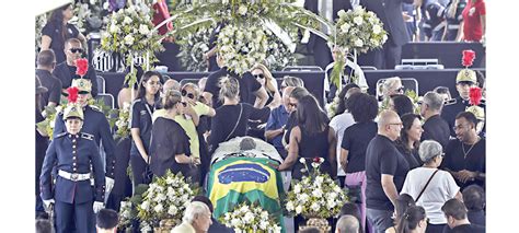 Brazil says final farewell to 'King' Pele