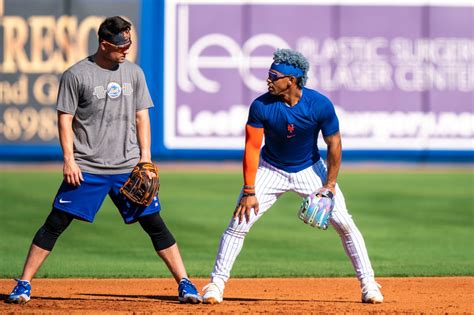 Francisco Lindor instructing Mets teammates on defense