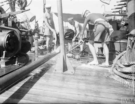 MINESWEEPING ON THE MEDITERRANEAN WAR ROUTES. 18 DECEMBER 1942, ABOARD HMS CALM IN THE EASTERN ...