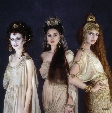 Tres eran tres, y ninguna era… humana. Michaela Bercu, Monica Bellucci y Florina Kendrick en ...