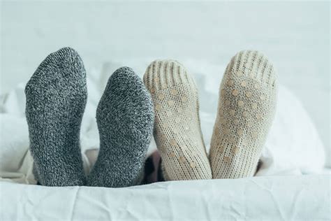 7 Soft & Stretchy Socks for Elderly With Swollen Feet (Less Pain)