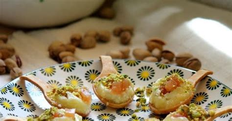 Tapas de queso de cabra, membrillo, y pistachos.