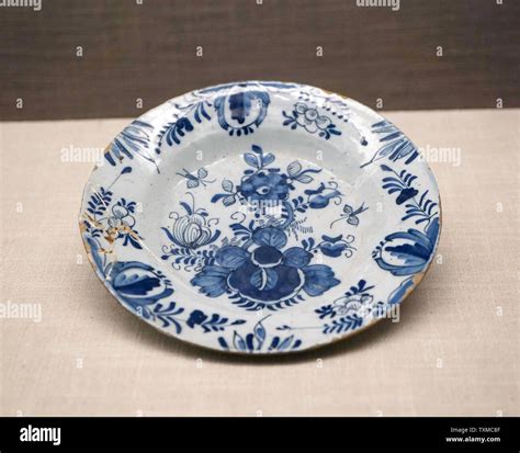 Ming Dynasty porcelain Stock Photo - Alamy