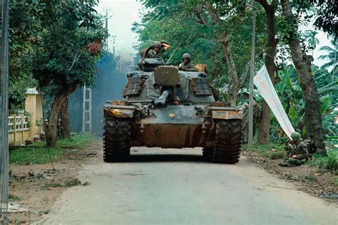 Huế 1968 - U.S Marines in action during house to house fighting. | Vietnam war, Vietnam war ...