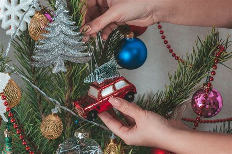 Women's hands hang a toy car on the Christmas tree - Creative Commons Bilder