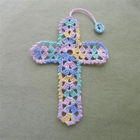 Resultado de imagen para cruces tejidas en recuerdos del primera comunion | Crochet bookmark ...