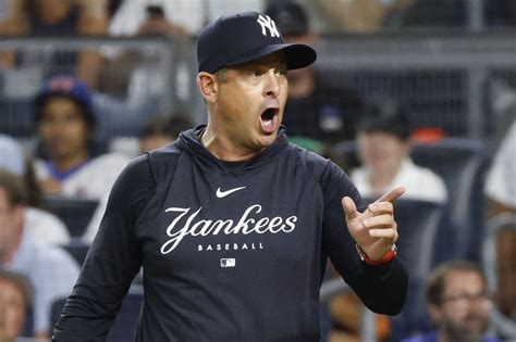 Watch: Yankees manager Aaron Boone mimics umpire, ejected for AL - oggsync.com