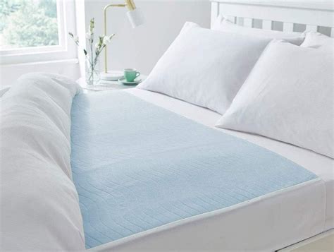 Deluxe Washable Reusable Double Bed Incontinence Pad Protector with Tucks (Blue): Amazon.co.uk ...