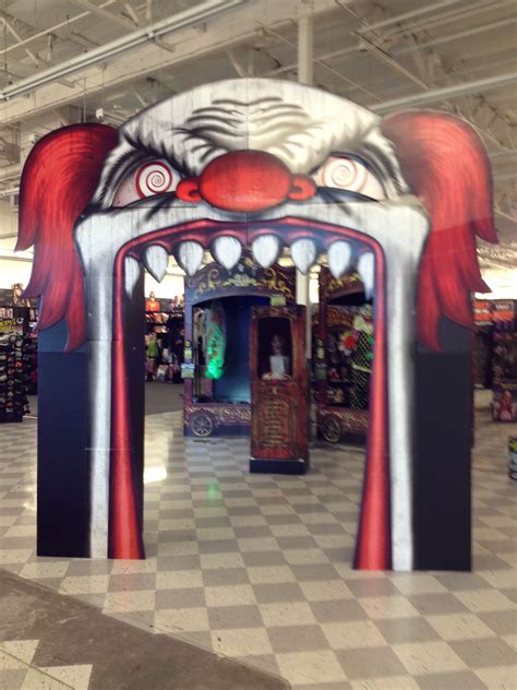 Evil clown archway | Halloween clown, Halloween props, Scary halloween