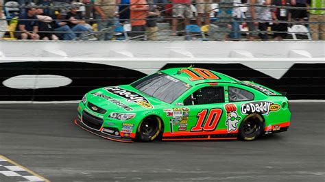 Danica Patrick becomes first woman to lead lap at Daytona 500 | Fox News