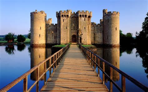 images of medieval castles | Bodiam castle, Castles in england, Castles ...