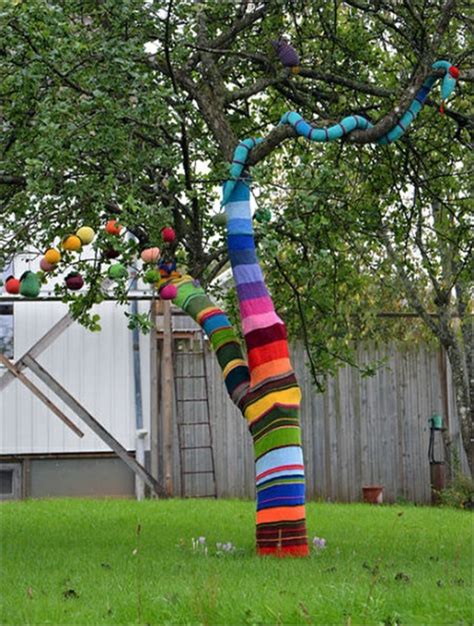 Creative Yarn Bombed Trees [5 pics]