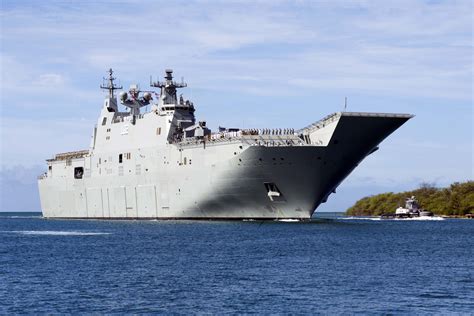 HMAS Canberra (L02/LHD), a Royal Australian Navy landing helicopter ...