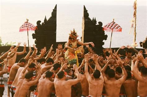 10 Gambar Tari Kecak Uluwatu Bali, Jadwal Pertunjukan Harga Tiket Masuk Sejarah Berasal Dari ...