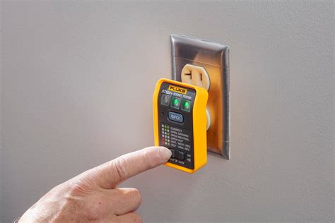 Fluke ST120+ GFCI Socket Tester with Beeper | Fluke