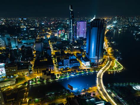 Drohnenaufnahme von Apartmentgebäuden in Distrikt 4 am Saigon Fluss mit Sicht auf das ...