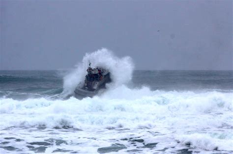 Day at the beach: Coast Guard carries out surf rescue exercise | The Daily World