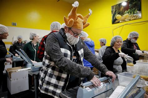 Food Bank volunteers offer their Thanksgiving holiday to feed the ...