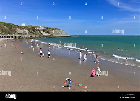 Folkestone beach kent england uk hi-res stock photography and images ...