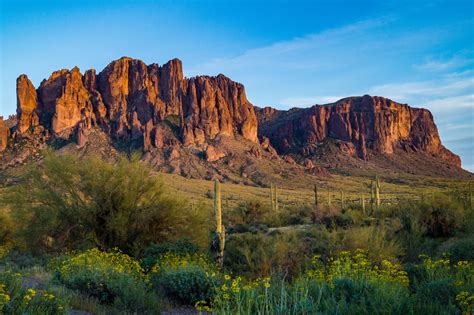 Arizona's Superstition Mountains in Spring (OC) [5456x3632] : r/EarthPorn