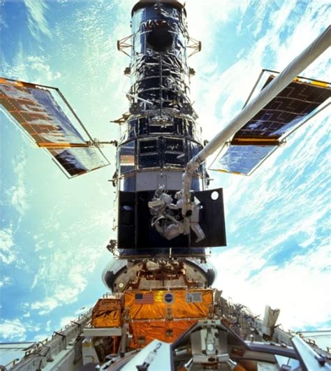 LA NASA CONCLUYE REPARACIÓN DEL TELESCOPIO HUBBLE