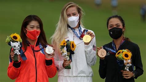 Tokyo: Nelly Korda hoists women's golf gold medal | NBC Olympics