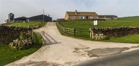 Broom House Farm © Peter McDermott cc-by-sa/2.0 :: Geograph Britain and Ireland