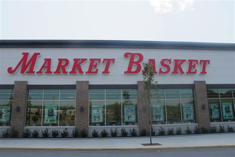 Maine Market Basket Workers Join Protest in Support of Ousted CEO | Maine Public