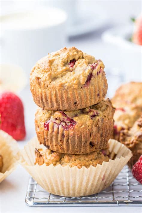 Strawberry Greek Yogurt Muffins {GF, Low Cal} - Skinny Fitalicious®