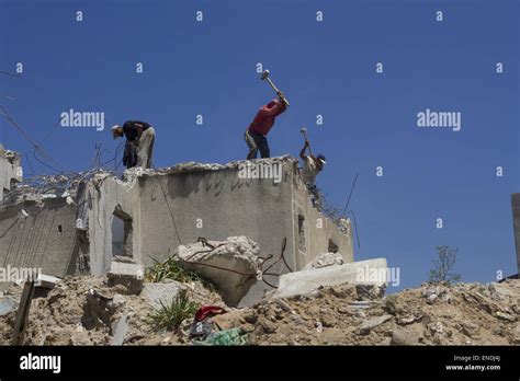 Beit Lahia, The Gaza Strip, Palestine. 3rd May, 2015. Palestinian ...