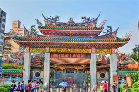 Afternoon Prayers at Longshan Temple | Never Ending Footsteps