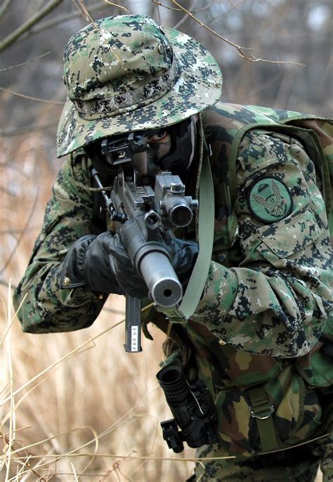 Member of South Korea's 707th Special Mission Battalion aims his Daewoo K7. [11… | Military ...