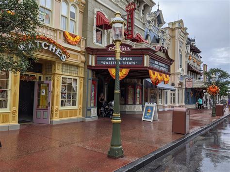 PHOTOS: Main Street, U.S.A. Lampposts Begin to Receive Gold Accents for ...