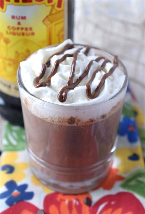 Kahlua Hot Chocolate – Snacks and Sips