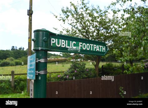 Public footpath signs hi-res stock photography and images - Alamy